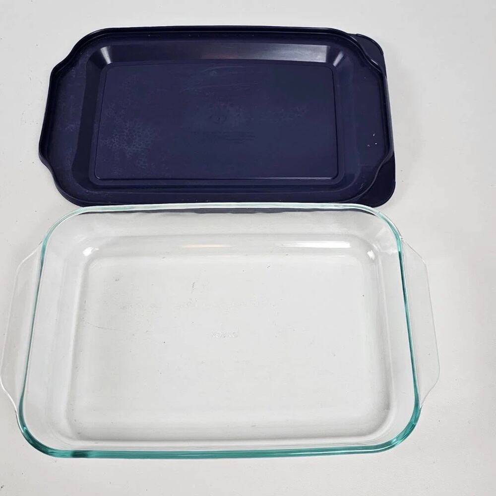 PYREX Glass Bake Dish 3 Quart With Blue Sealable Lid